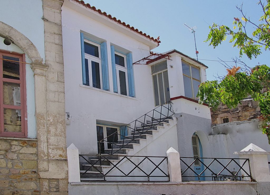 House for sale in Polichnitos